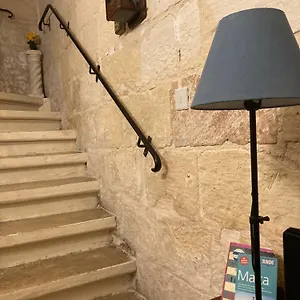 Charming Central Townhouse In Steps From Promenade And Ferry Appartamento Sliema